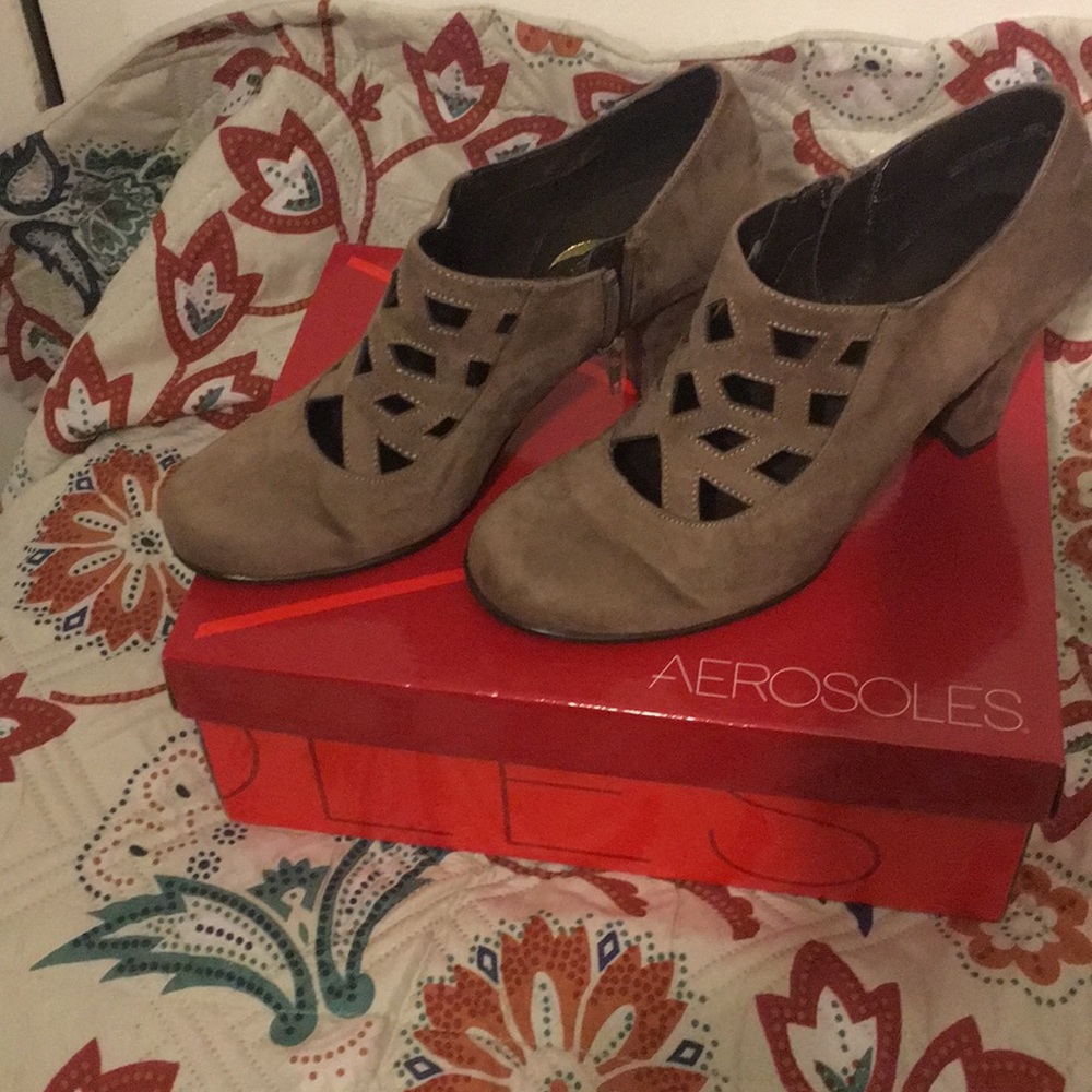 Beige suede Aerosoles shoe. Original box